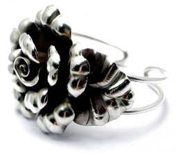 venus rose bangle. Photo: venus rose bangle.