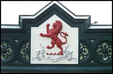 Photo: Kelvin bridge crest.