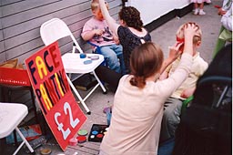 Face painting. Photo: Face painting.