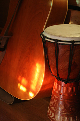 Photo: Guitar and drum and reflected light.