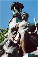 Photo: Kelvin bridge statue.
