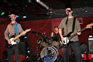 Photo: Loris playing at Nice 'n' Sleazy.