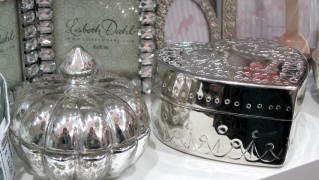 Photo: silver boxes rosebud.