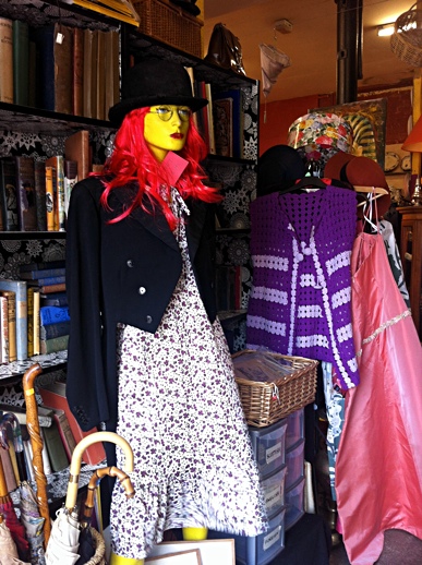 A yellow manikin at the Barras, Glasgow. Photo: A yellow manikin at the Barras, Glasgow.
