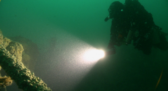Underwater-diver-exploring-