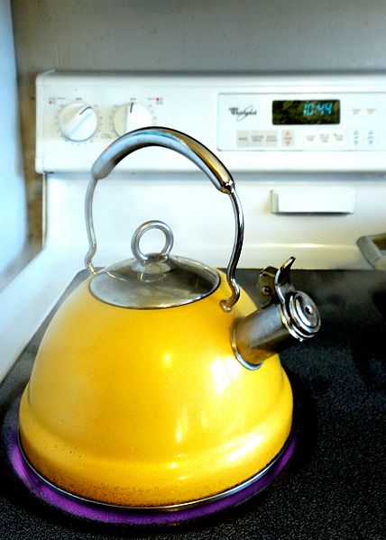 428px-Yellow_kettle_with_boiling_water_on_stovetop