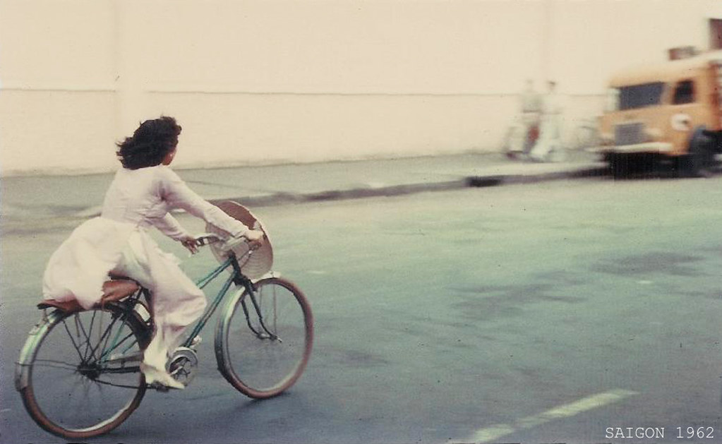 "1962 - Saigon Girl - Photo by Paul Naples - Đầu đường Hai Bà Trưng, hãng bia BGI" by manhhai CC