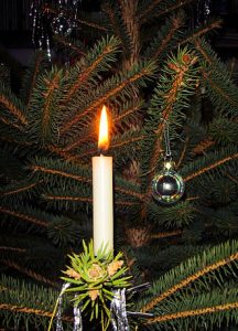 330px-Candle_on_Christmas_tree_3