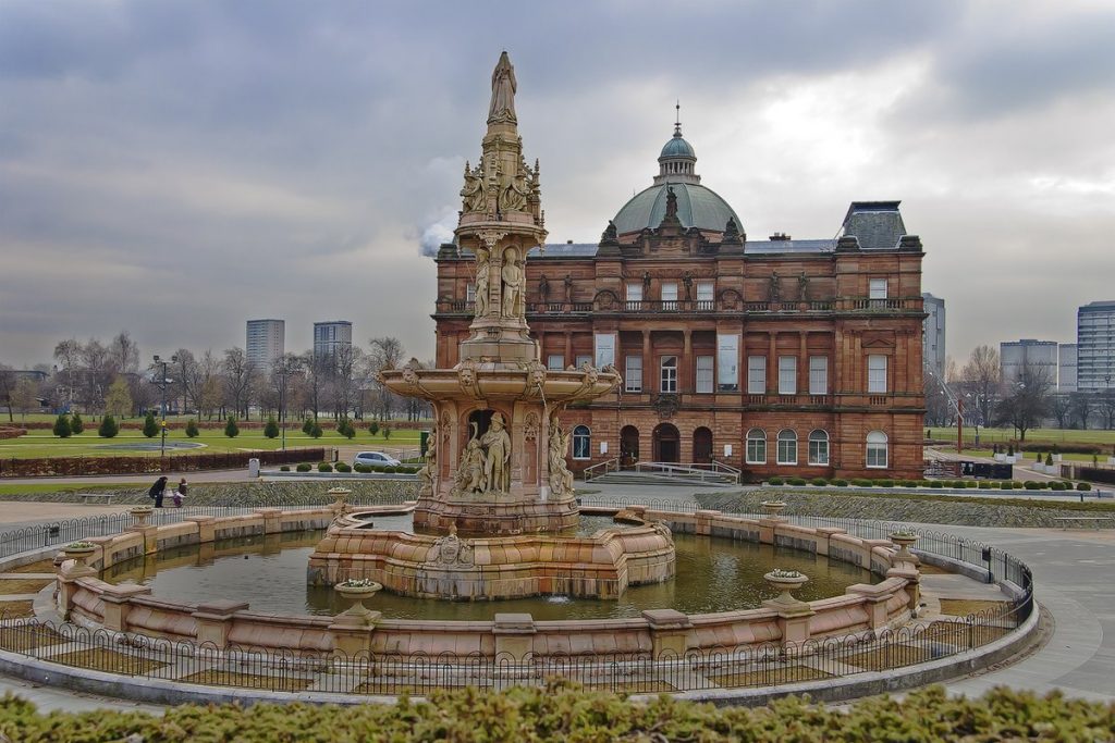 1200px-Doulton_Fountain_and_Peoples_Palace_Glasgow_Green_(6080525655)