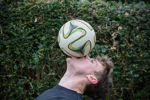 Close+up+of+Ross+Brown+balancing+a+football+on+his+face