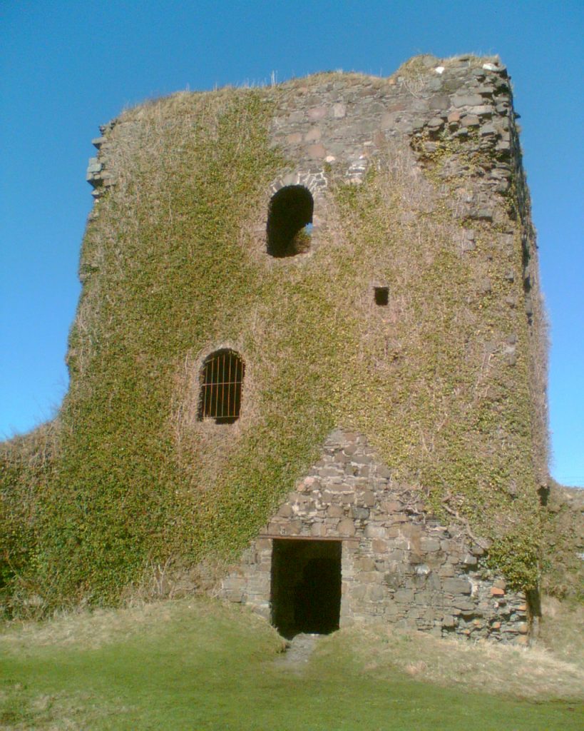 https://commons.wikimedia.org/wiki/File:Dunollie_Castle_from_Court_Yard.jpg