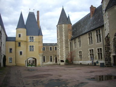 Aubigny-sur-Nère_-_château_(1)Fab5669, CC BY-SA 4.0 , via Wikimedia Commons